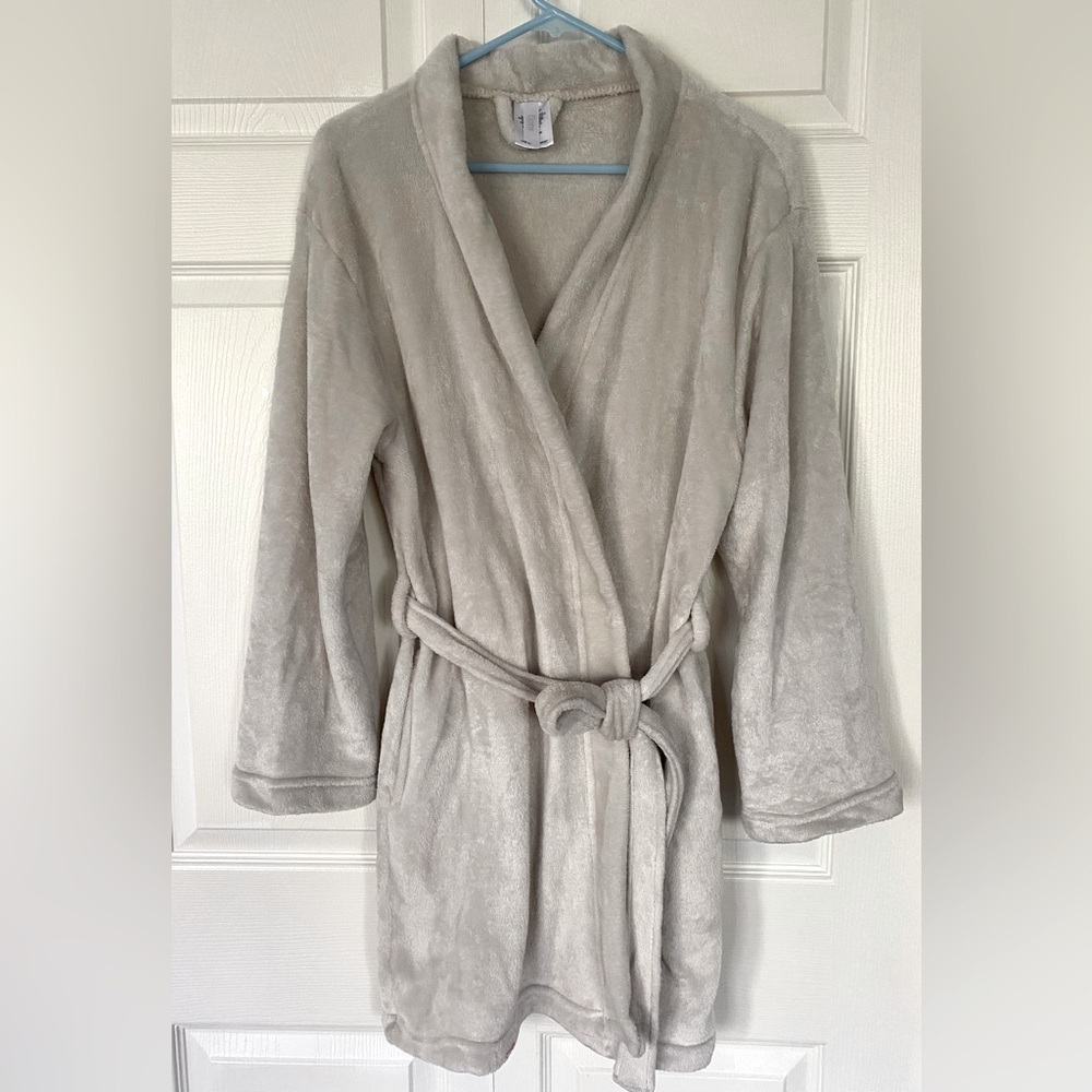 Flora by Flora Nikrooz Light Plush Robe size Medium